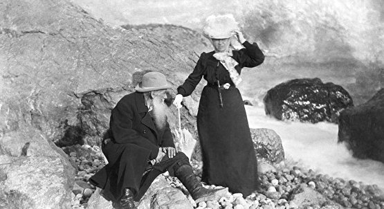 Лев Толстой с супругой на берегу моря