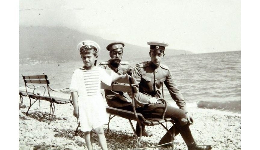 Император Николай II с цесаревичем Алексеем и великим князем Дмитрием Павловичем, 1909 год