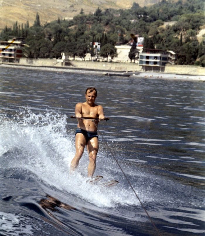 Юрий Гагарин катается на водных лыжах