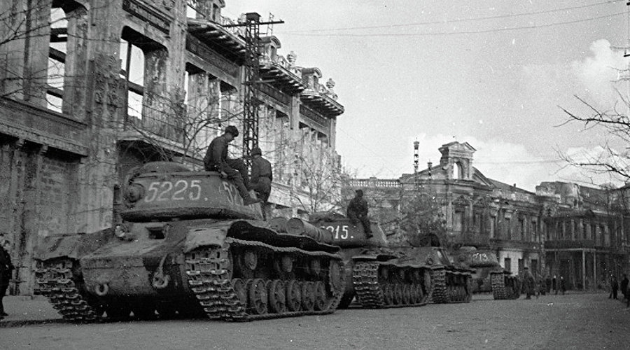 Освобождённый Симферополь. Танки 19-го танкового корпуса на улицах города, апрель 1944