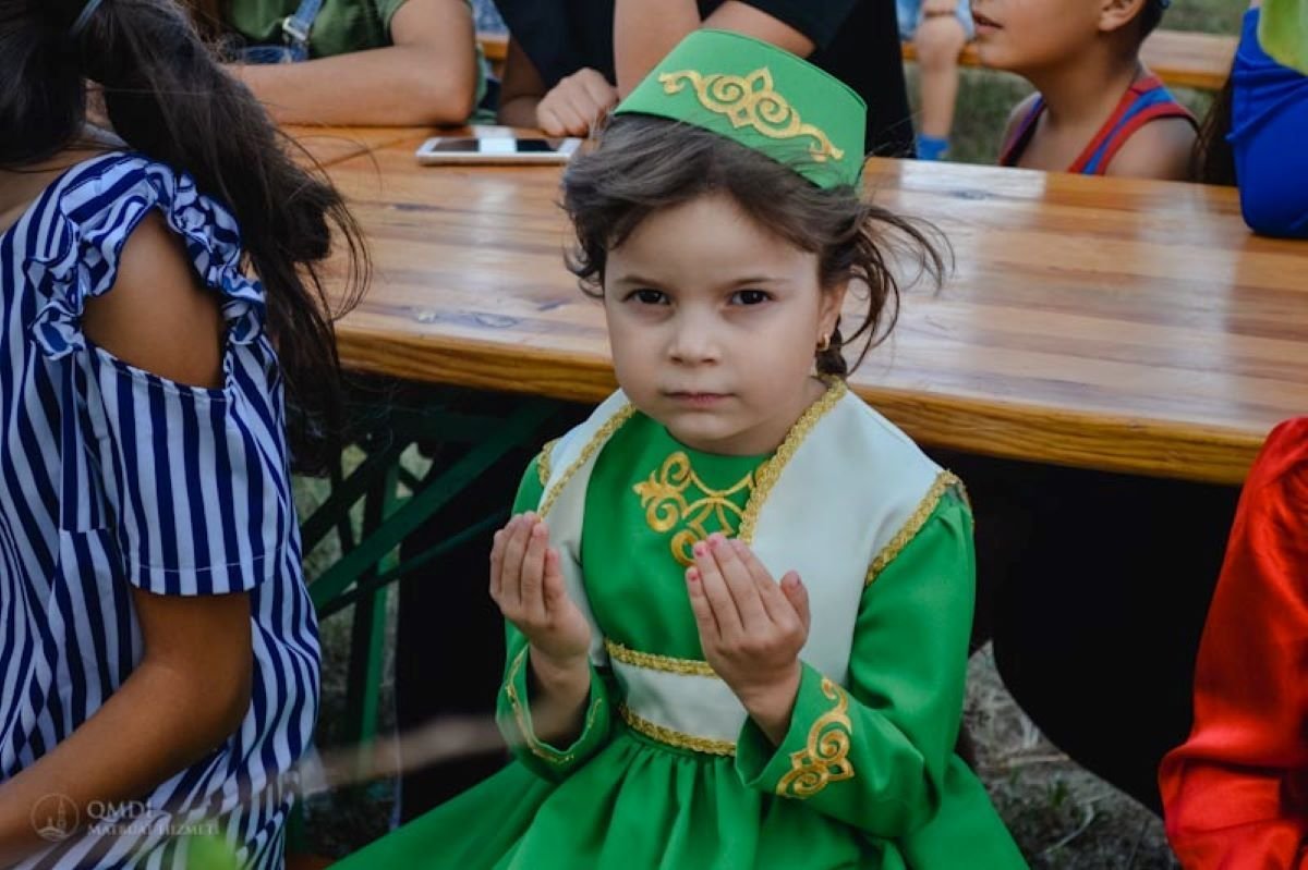 Девочка в национальной одежде крымских татар
