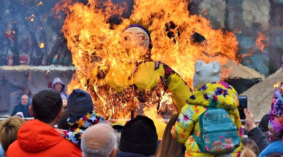 Сжигание чучела во время празднования Масленицы в Симферополе