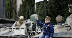 Мальчик на выставке военной техники