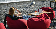 Девушка на пляже в Ялте