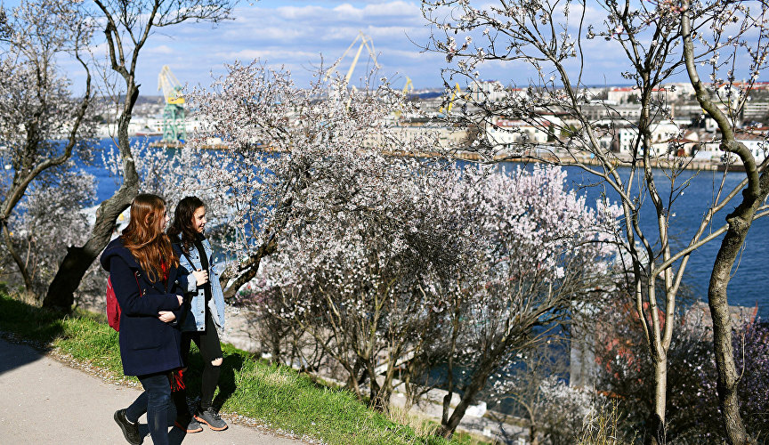 Девушки у Севастопольской бухты весной