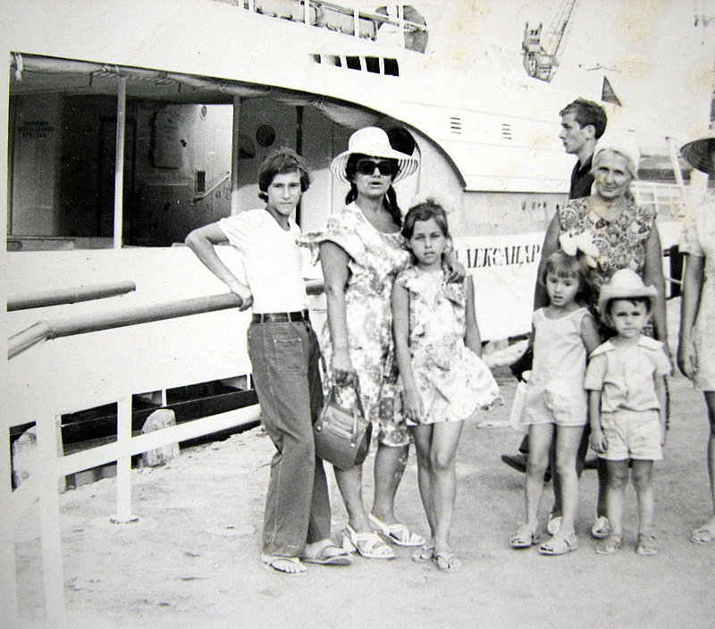 Анжела Джерих в детстве с семьей