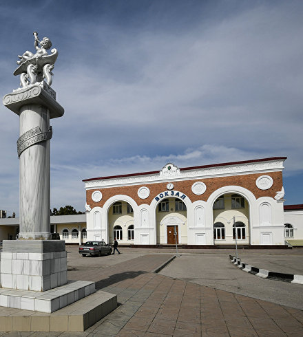 Здание железнодорожного вокзала Евпатории