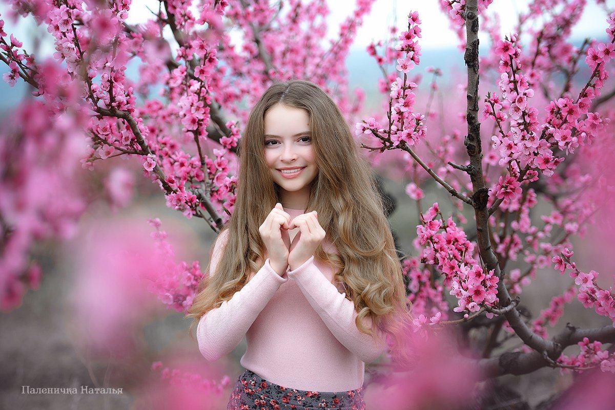 Девушка в персиковом саду 
